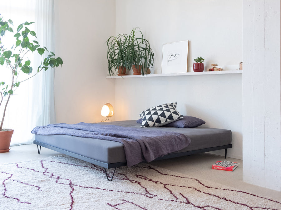 pan mobili, Bett Kitanda auf Beni Ourain Teppich aus reiner Schafwolle mit abstrakten Muster in Dunkelrot