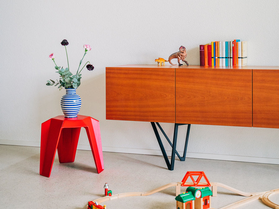 pan mobili, Detail Wohnzimmer mit Sideboard Kabati aus Mahagoni Furnier, Holzeisenbahn und Kinderspielzeug auf dem Boden
