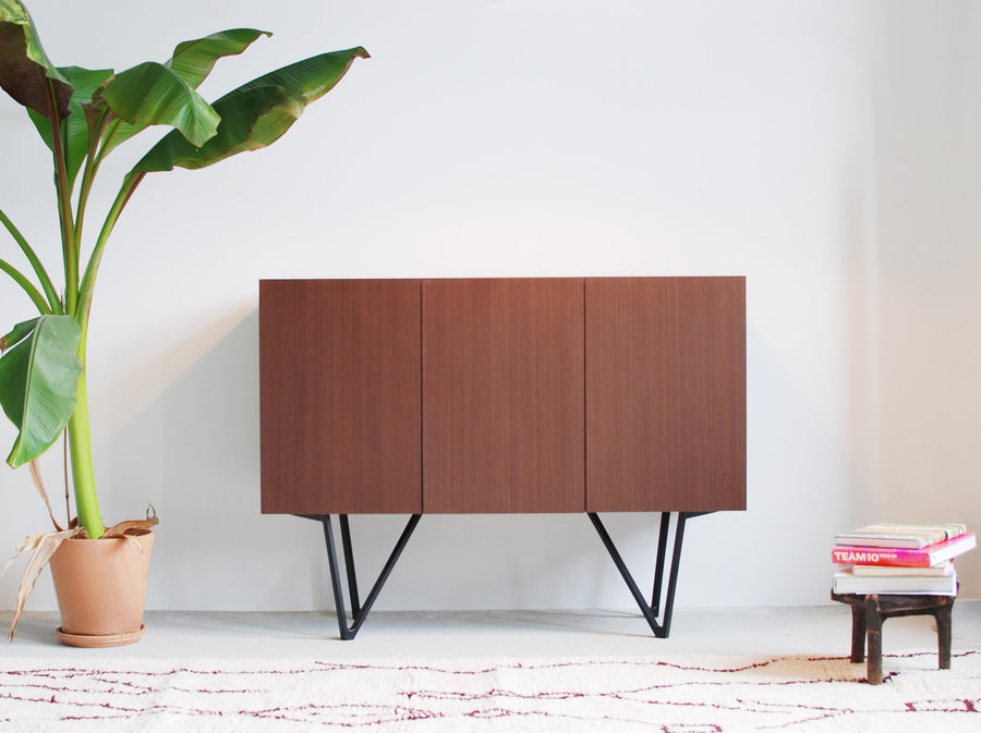 pan mobili, Wohnzimmer mit Highboard Kabati mit Stahlgestell und durchgehendem Wenge Furnier, vor Beni Ourain Teppich