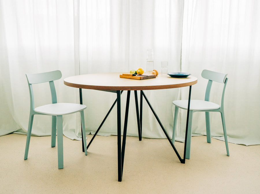 pan mobili, Seitenansicht MESA Tischgestell aus Stahl mit grüner ovaler Linoleum Platte mit Stühlen von Jasper Morrison von Vitra