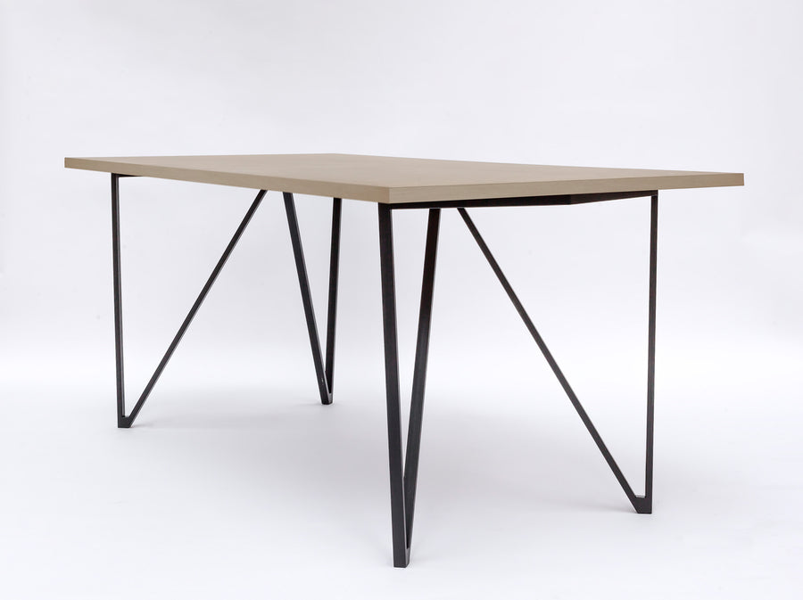 pan mobili, Schrägansicht MESA Tischgestell aus Stahl mit grüner Linoleum Platte
