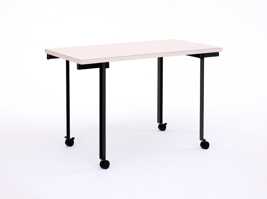 pan mobili, Serif Tischgestell als flexibler Rolltisch mit Linoleum Tischplatte rosa
