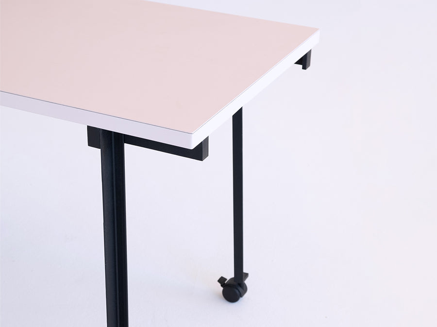 pan mobili, Detail Serif Tischgestell als flexibler Rolltisch mit Linoleum Tischplatte rosa